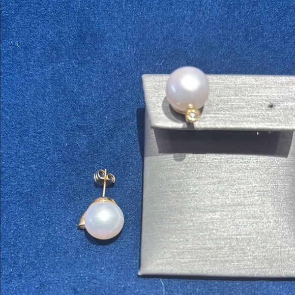 Elegant Pearl and 14k Gold and diamond Stud Earrings - Picture 4 of 5